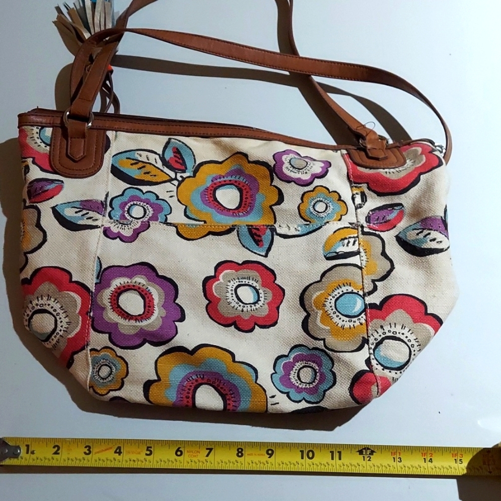 Relic floral print handbag purse. 1 zipper pocket inside.